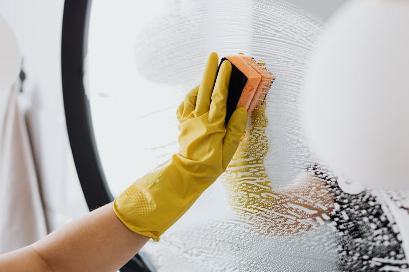 A klnzr provider cleaning a customer's home
